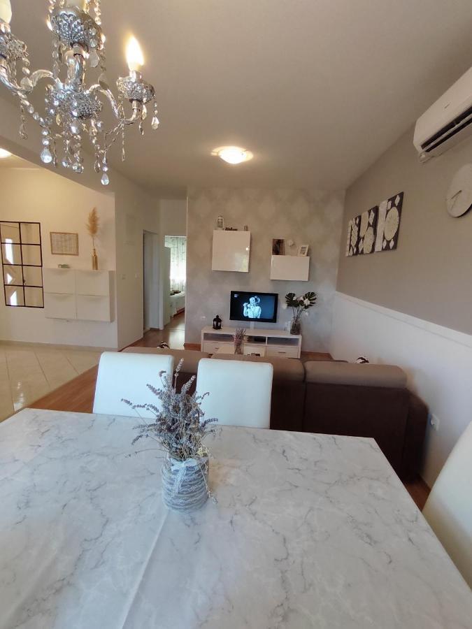 Apartments Karla I Ivano Mandre Ngoại thất bức ảnh