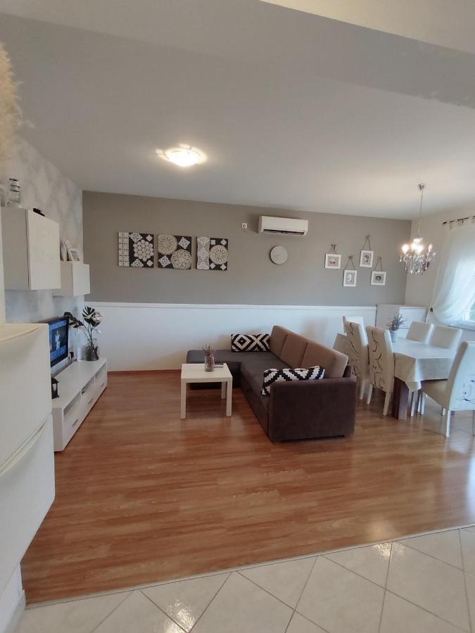 Apartments Karla I Ivano Mandre Ngoại thất bức ảnh